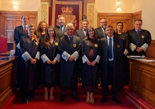 Las dos nuevas magistradas junto al presidente del TSJ de Asturias, Jesús Chamorro, sus padrinos y la Sala de Gobierno